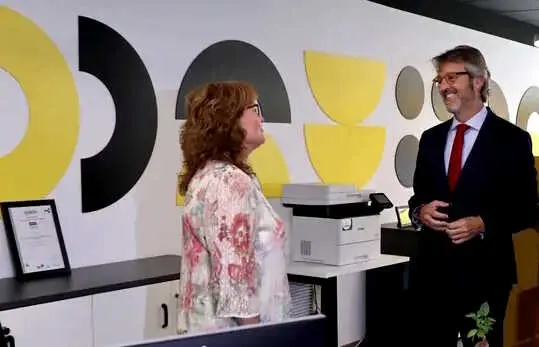 Imagen de archivo del consejero de Econom&iacute;a, Hacienda, Fondos Europeos y Transformaci&oacute;n Digital, Luis Alberto Mar&iacute;n, durante una visita a una de las oficinas de la ATRM. (CARM)