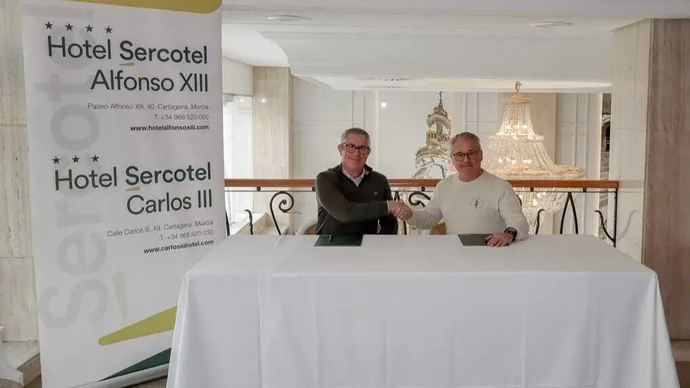 Imagen durante la firma del convenio. (Comp&aacute;s)