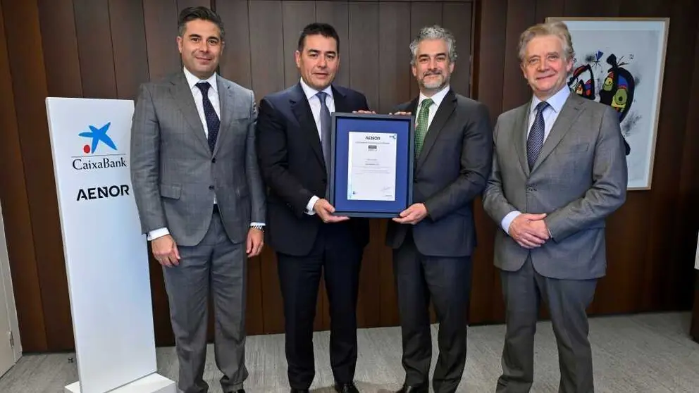 De izquierda a derecha: Israel Carvajal, responsable de Desarrollo de Negocio de AENOR en Catalu&ntilde;a; Jordi Mond&eacute;jar, director de Negocio de CaixaBank; David de Pastors, director general de Evaluaci&oacute;n de la Conformidad de AENOR, y Josep Parareda, director de Acci&oacute;n Social de CaixaBank. (CaixaBank)