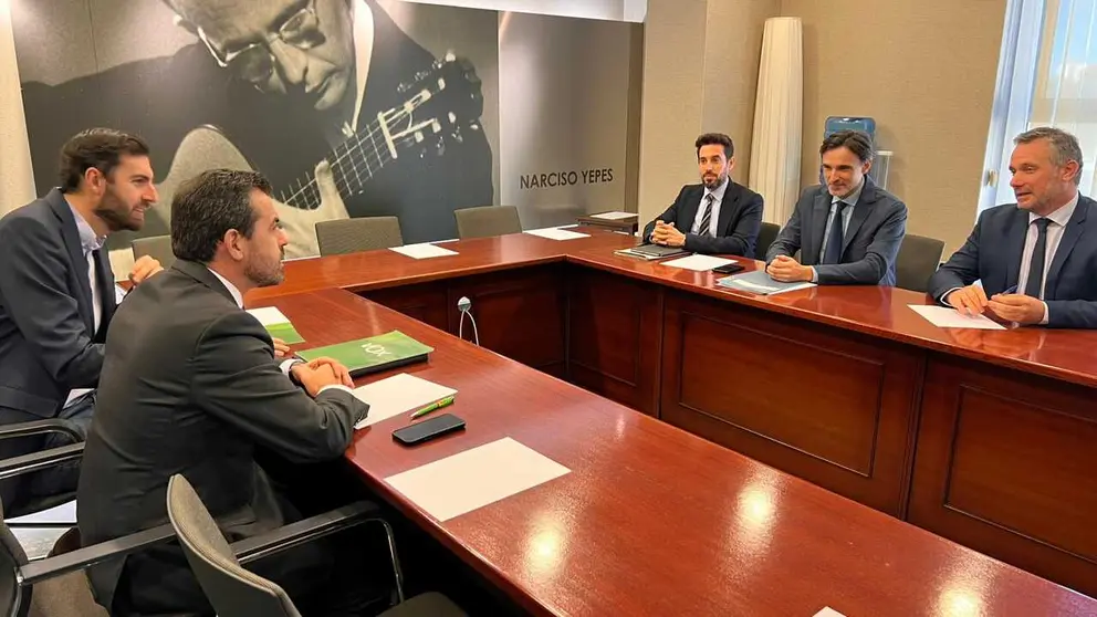 El consejero de Fomento e Infraestructuras, Jorge Garc&iacute;a Montoro, durante la reuni&oacute;n con el grupo parlamentario Vox. (CARM)