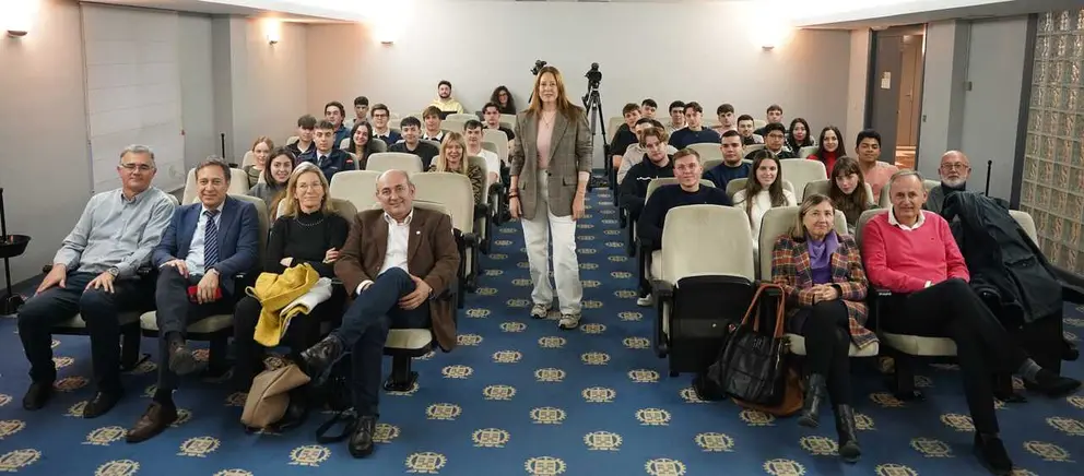 Imagen de familia con los estudiantes participantes en el sexto CEO University. (Ra&uacute;l Alc&aacute;ntara)