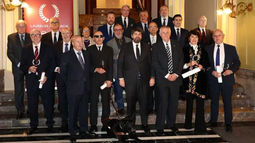 Imagen de familia con los galardonados en los Premios Laureles de Murcia 2025. (Colegio Oficial de Periodistas de la Regi&oacute;n)