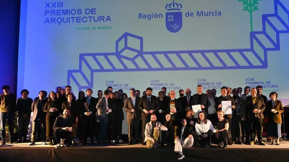 Imagen de familia con los galardonados en los XXIII Premios de Arquitectura de la Regi&oacute;n de Murcia.&nbsp;(CARM)