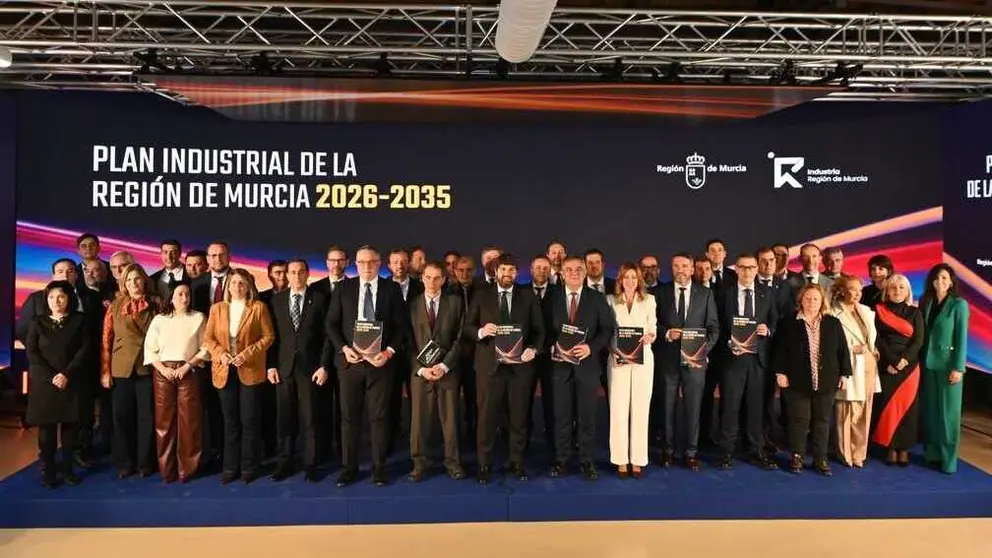 Foto de familia durante la presentaci&oacute;n del Plan Industrial. (CARM)