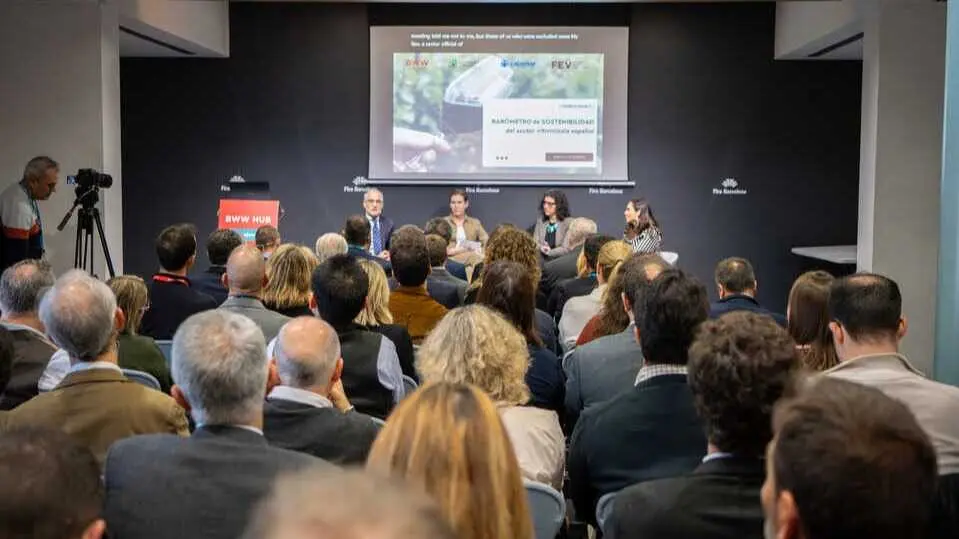 Presentaci&oacute;n del avance del Bar&oacute;metro de Sostenibilidad del sector vitivin&iacute;cola espa&ntilde;ol de Cajamar y la FEV en la Barcelona Wine Week. (Cajamar)