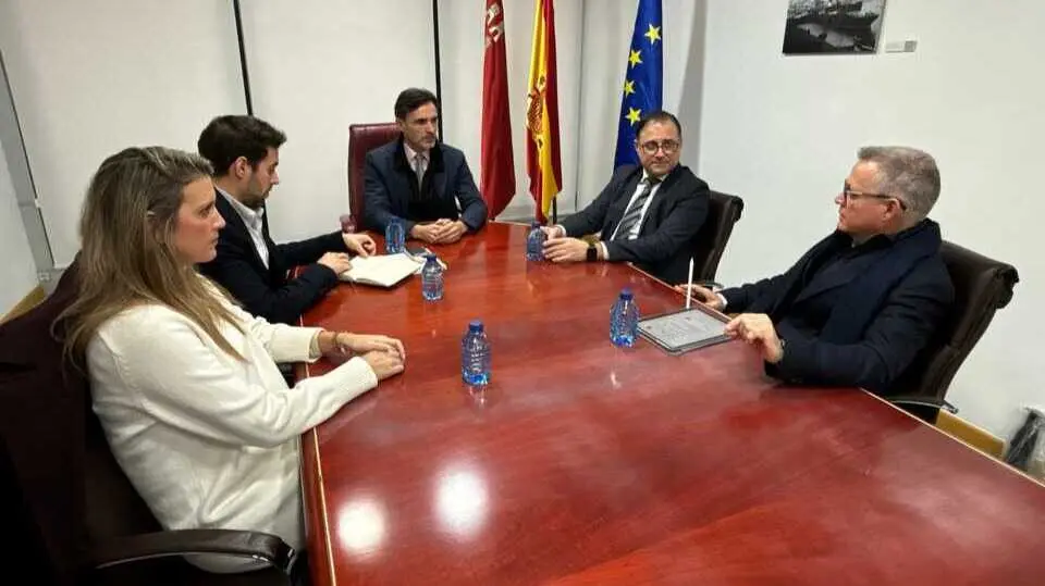 El consejero de Fomento, Jorge Garc&iacute;a Montoro, durante la reuni&oacute;n con los presidentes de Frecom y Apirm, Jos&eacute; Hern&aacute;ndez y Jos&eacute; Ram&oacute;n Bl&aacute;zquez, dentro de la ronda de contactos sobre la tramitaci&oacute;n del Anteproyecto de Ley de Vivienda Asequible. (CARM)