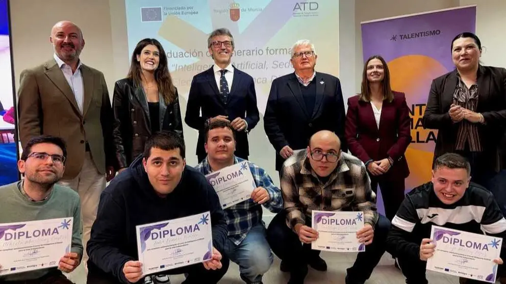 Entrega de diplomas a la treintena de alumnos con autismo se han formado en competencias digitales. (CARM)