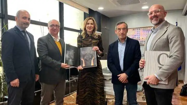 La consejera de Empresa, Marisa L&oacute;pez Arag&oacute;n, y el presidente de FICE, Vicente Pastor, muestran el libro &lsquo;Crist&oacute;bal Balenciaga. Shoes from Spain Tribute&rsquo;. (CARM)