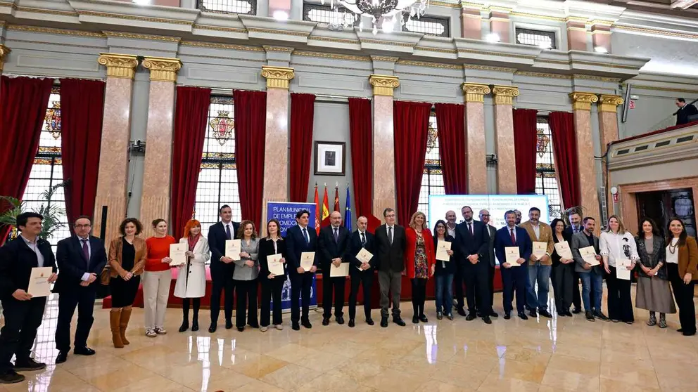 Foto de familia con los representantes de las 15 organizaciones empresariales. (Ayuntamiento de Murcia)