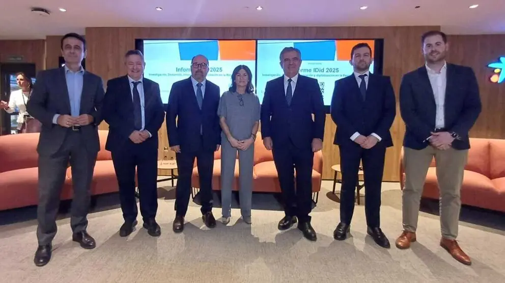Foto de familia durante la presentaci&oacute;n del informe. (CARM)