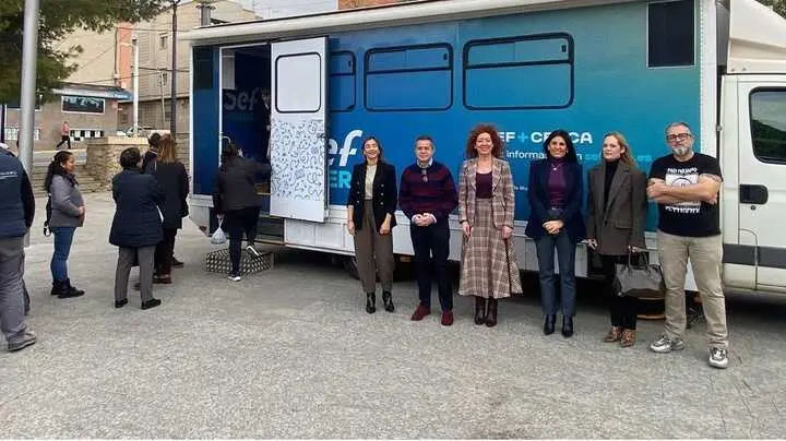 La directora general del SEF, Pilar Valero, visita, junto con el alcalde de Lorqu&iacute;, Joaqu&iacute;n Hern&aacute;ndez, la oficina m&oacute;vil 'SEF+Cerca'. (CARM)
