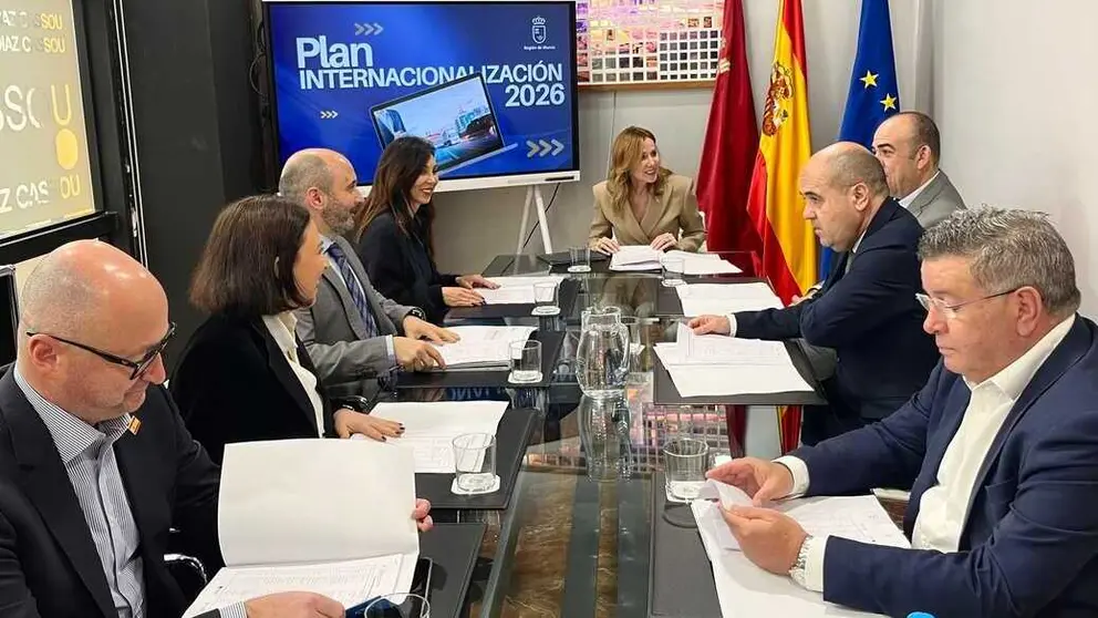 La consejera de Empresa, Marisa L&oacute;pez Arag&oacute;n, explica el nuevo Plan de Internacionalizaci&oacute;n 2026&nbsp;a las C&aacute;maras de Comercio. (CARM)
