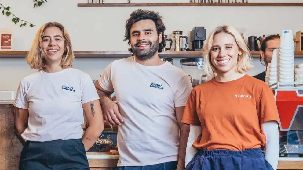Empresarios de una cafeter&iacute;a apoyados por MicroBank. (CaixaBank)