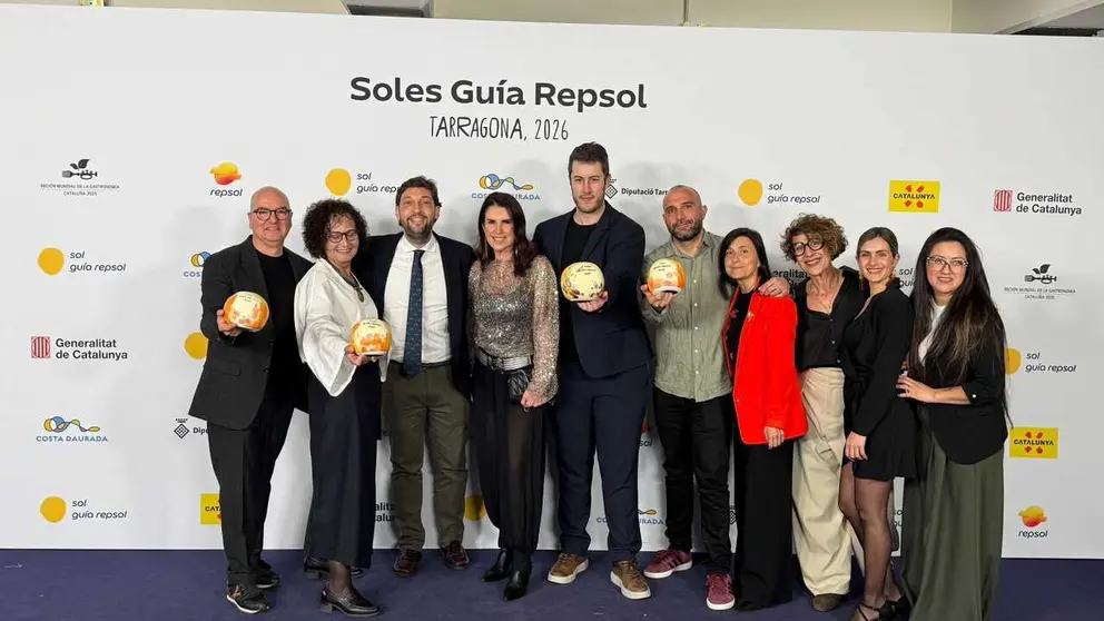 El director del Instituto de Turismo de la Regi&oacute;n, Juan Francisco Mart&iacute;nez, con los premiados de la Regi&oacute;n en la gala celebrada en Tarragona. (CARM)