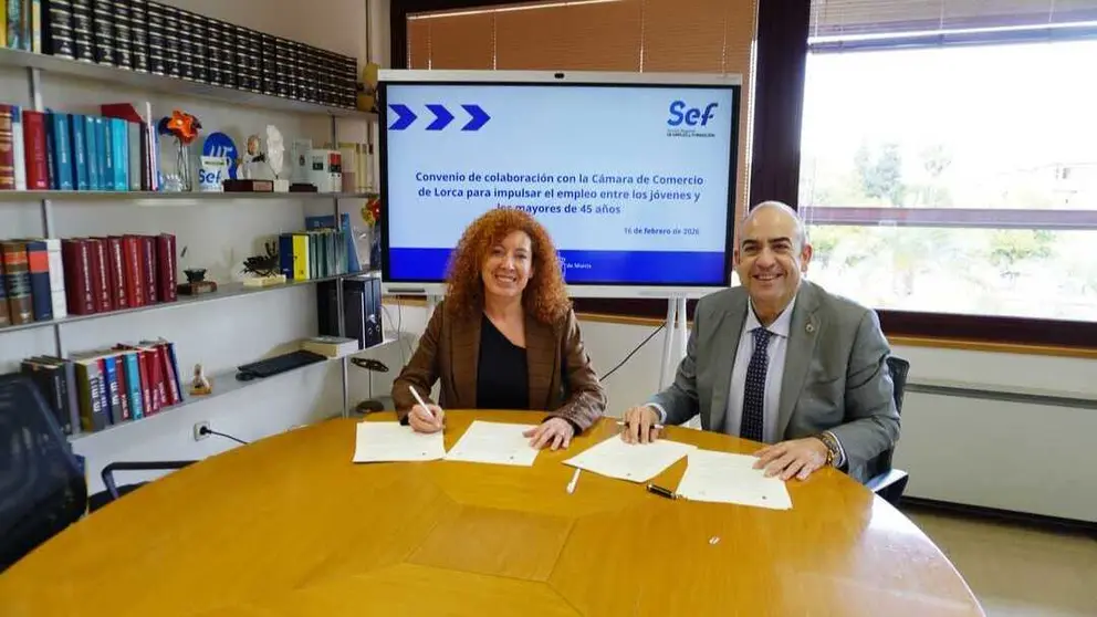 La directora general del SEF, Pilar Valero, junto con el presidente de la C&aacute;mara de Comercio de Lorca, Juan Francisco G&oacute;mez, durante la firma del convenio. (CARM)