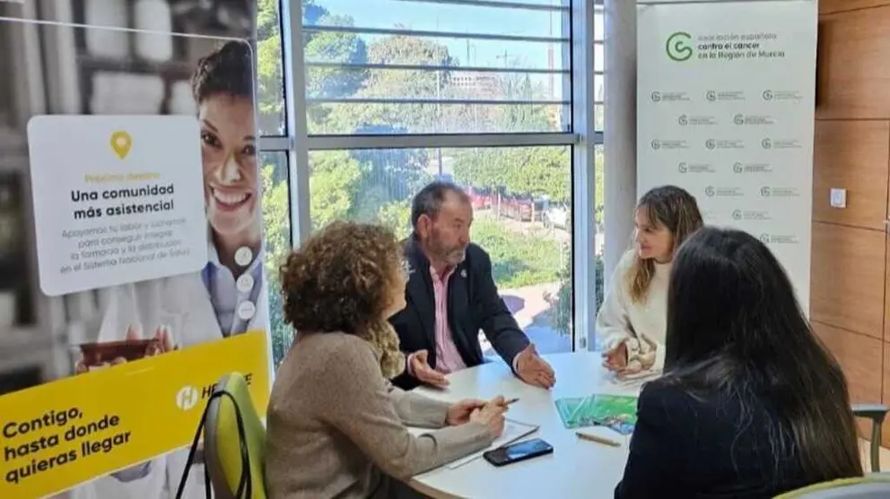 Fundaci&oacute;n Hefame entrega a la &lsquo;Asociaci&oacute;n contra el c&aacute;ncer&rsquo; de la Regi&oacute;n m&aacute;s de 14.000 euros recaudados con la venta de geles solidarios de Interapothek, &lsquo;ia&rsquo;. (Hefame)