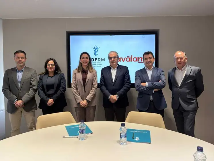 La presidenta del COFRM, Paula Pay&aacute; Pe&ntilde;alver, y el director general de Av&aacute;lam, Luis Mart&iacute;nez de Salas, en el centro,  tras la firma