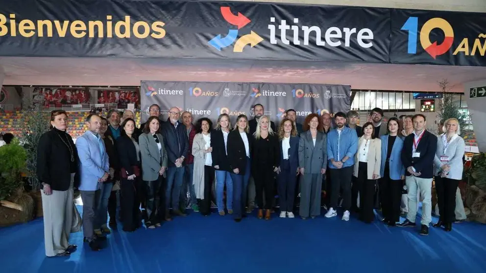 Foto de familia en la feria de empleo de Cartagena. (CARM)