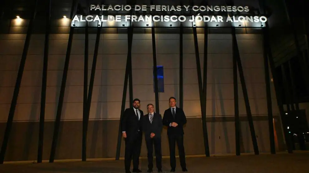 Fernando L&oacute;pez Miras, Francisco J&oacute;dar y Fulgencio Gil frente al recinto ferial de Lorca. (CARM)