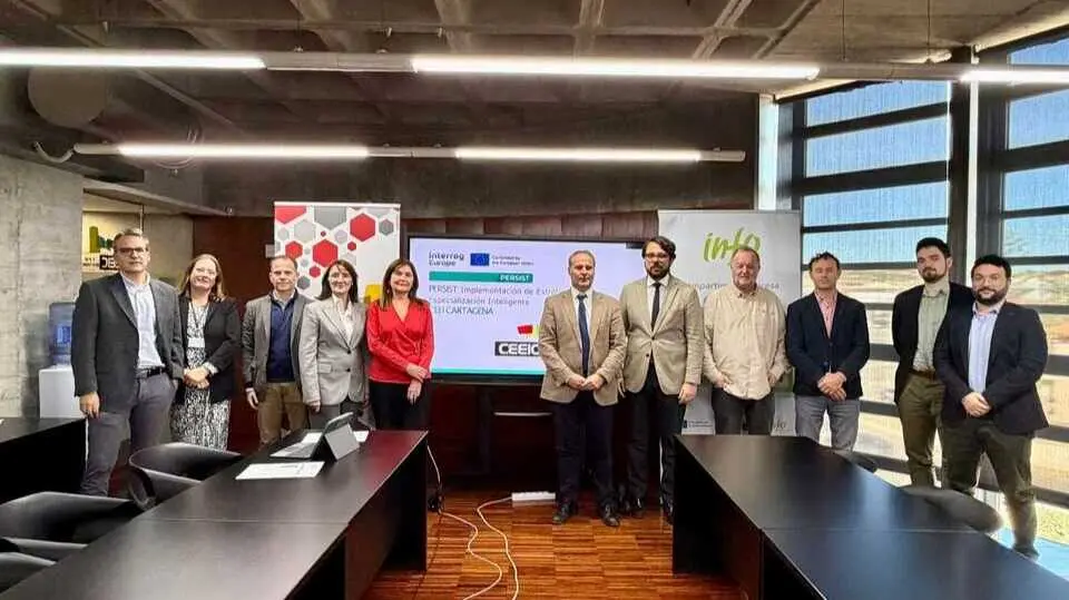 Foto de familia durante la jornada. (CEEIC)