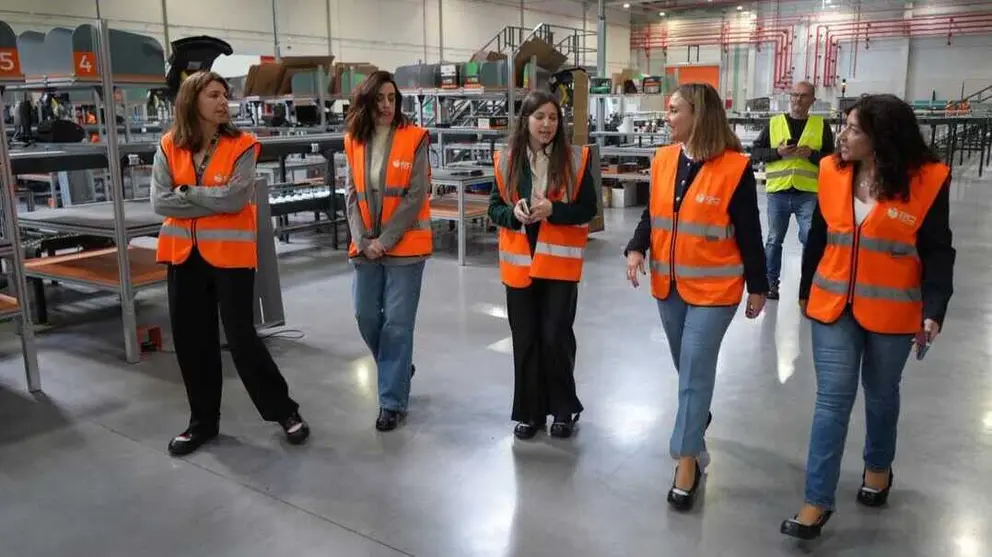 La consejera de Igualdad, Conchita Ruiz, durante su visita a la empresa PC Componentes, reconocida con el Distintivo regional de Igualdad, DIERM. (CARM)