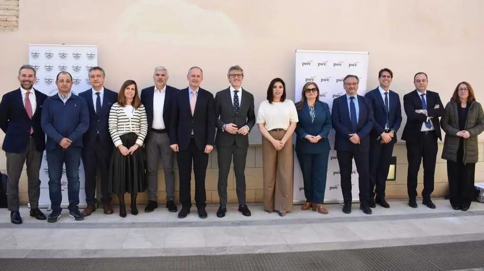 Imagen de familia durante el Foro Tributario de Murcia de PwC. (Portavoz)