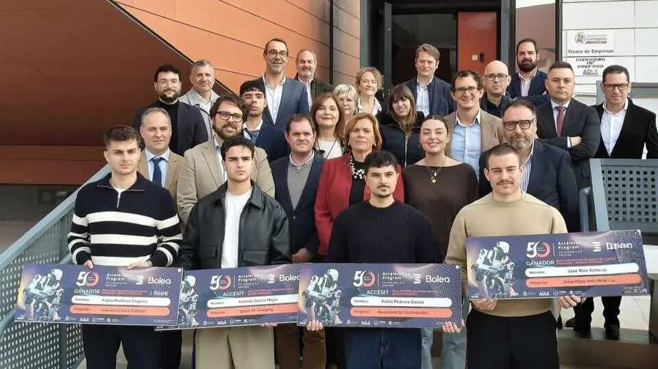 Autoridades junto a los ganadores del programa 'Smart Industry 5.0 Dual'. (CEEIC)