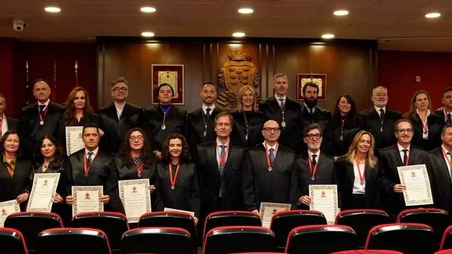 Foto de familia con algunos de los colegiados reconocidos. (Fidedigno)