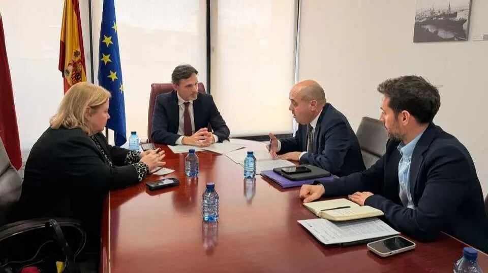El consejero de Fomento e Infraestructuras, Jorge Garc&iacute;a Montoro, durante la reuni&oacute;n con la presidenta de COEC, Ana Correa, y con el presidente de la C&aacute;mara de Comercio de Cartagena, Miguel Mart&iacute;nez. (CARM)