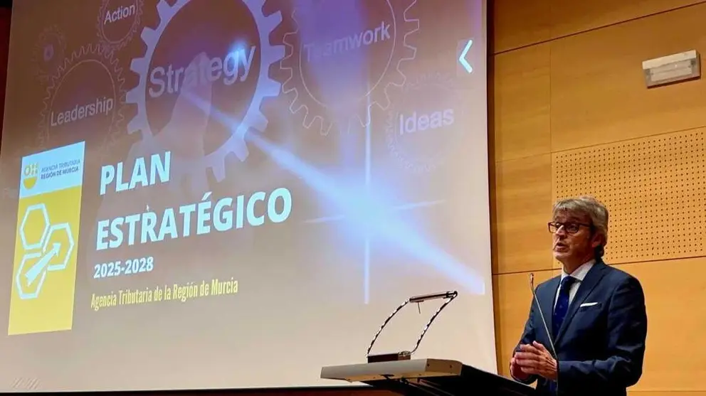 El consejero de Hacienda, Luis Alberto Mar&iacute;n, presenta el Plan Estrat&eacute;gico de la Agencia Tributaria 2025-2028. (CARM)