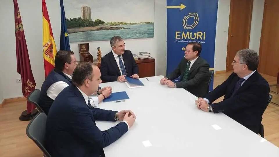 El consejero de Universidades, Juan Mar&iacute;a V&aacute;zquez, junto al director Comercial y de Marketing de Fini, Jos&eacute; Vicente Berm&uacute;dez, y el director de la C&aacute;tedra Emuri, Jos&eacute; Luis Munuera-Alem&aacute;n. (CARM)