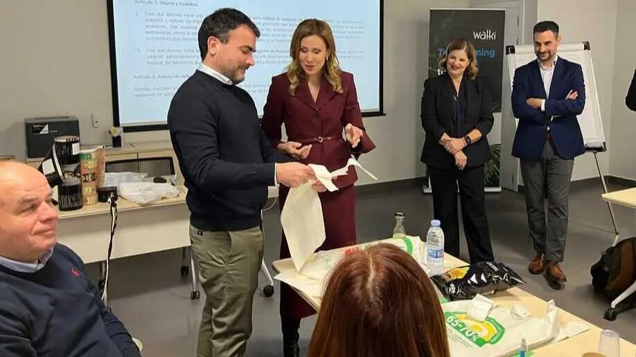 La consejera de Empresa, Marisa L&oacute;pez Arag&oacute;n, durante la visita a una formaci&oacute;n para inspectores. (CARM)
