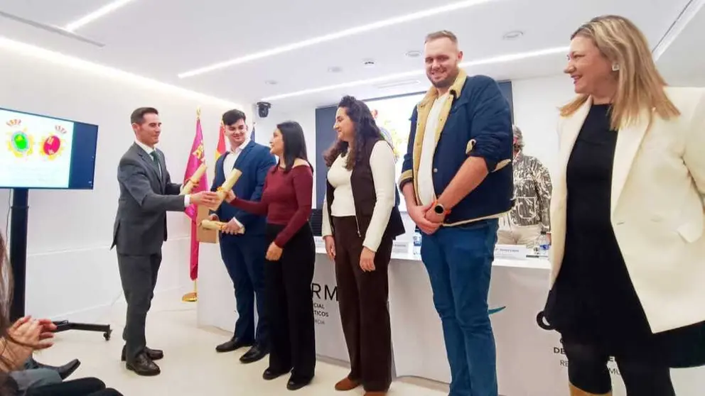 Entrega del Premio Nacional de Investigaci&oacute;n de Grupo Fuertes en colaboraci&oacute;n con la Academia de Ciencias Veterinarias de la Regi&oacute;n. (Grupo Fuertes)