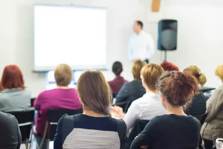 Durante este mes se pondr&aacute;n en marcha 315 cursos de formaci&oacute;n. (CARM)