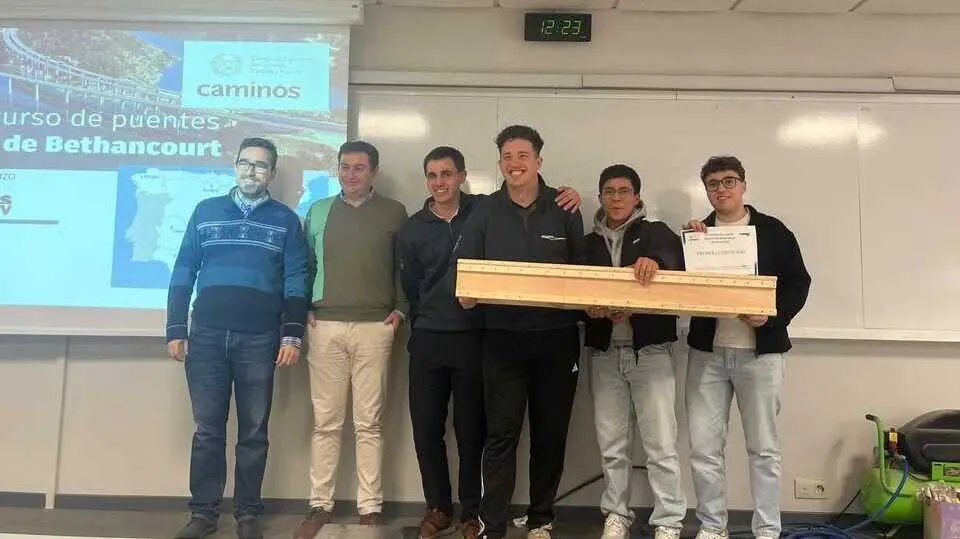 Fotograf&iacute;a de los estudiantes de la UPCT que han ganado el Concurso Nacional de Puentes junto al profesor coordinador y el director de la Escuela de Caminos y Minas tras construir el puente. (UPCT)