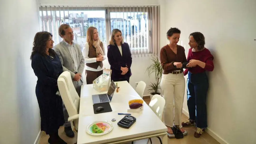 La consejera de Pol&iacute;tica Social, Familias e Igualdad, Conchita Ruiz, durante la visita al proyecto empresarial de una de las participantes del programa regional 'Impulso Mujer +50'. (CARM)