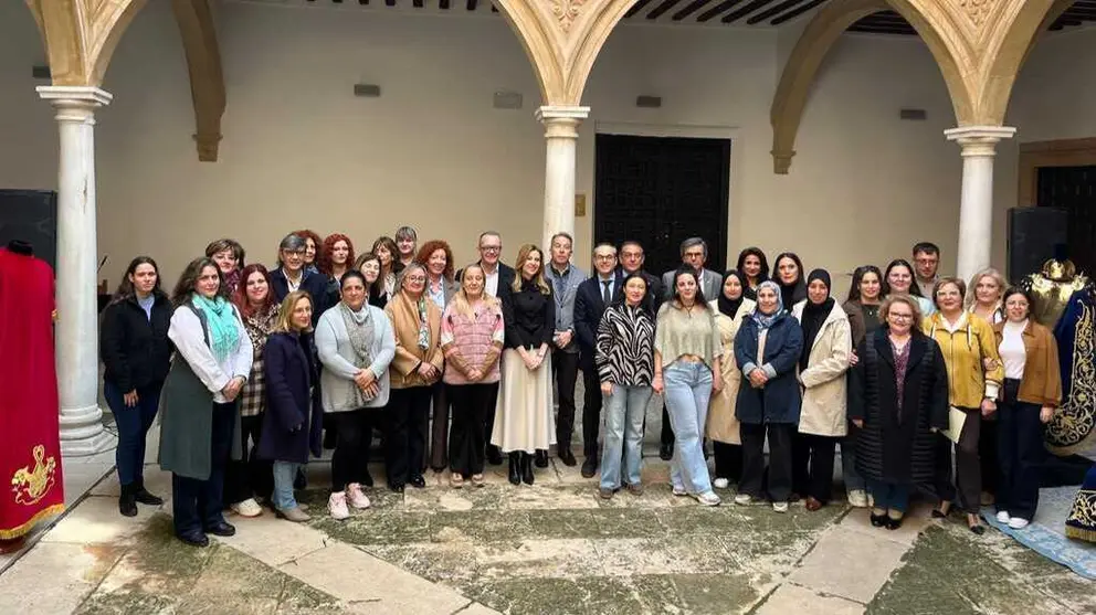 Foto de familia tras la clausura del programa experiencial de bordado en seda y oro. (CARM)