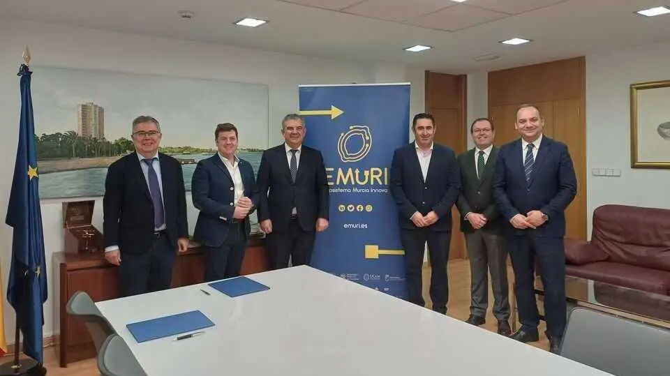 El consejero Juan Mar&iacute;a V&aacute;zquez junto al CEO y consejero delegado de Widhoc Smart Solutions, Ignacio Delgado, y el director de la C&aacute;tedra EMURI, Jos&eacute; Luis Munuera-Alem&aacute;n. (CARM)