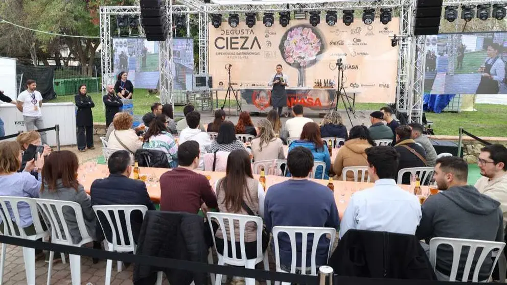 Una cata en 'Degusta Cieza', (Estrella de Levante)