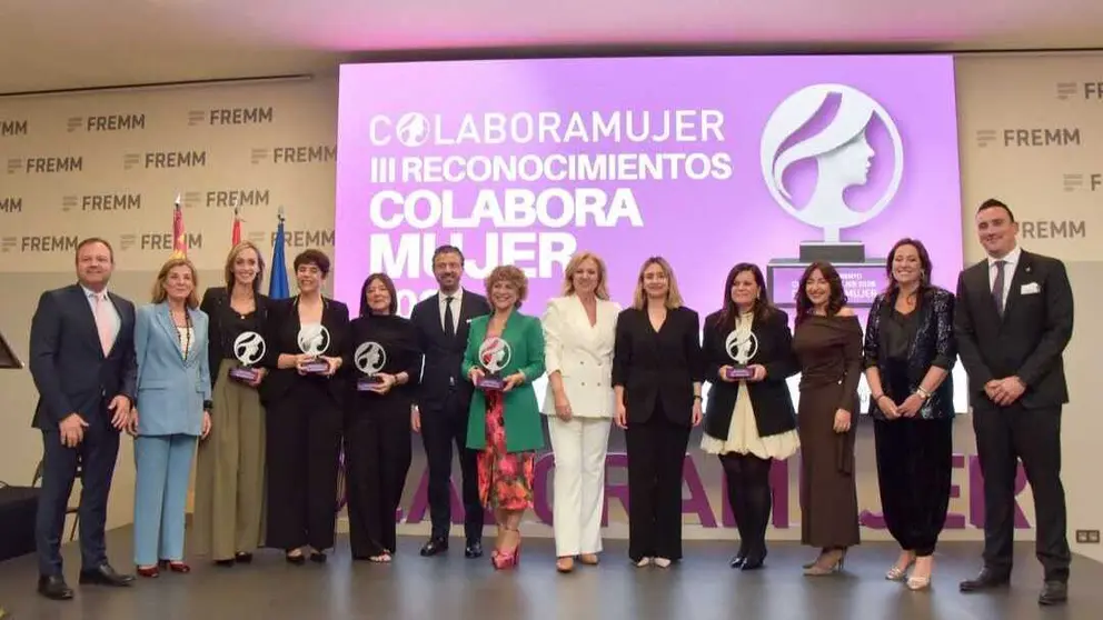 Foto de familia con las premiadas. (Colabora Mujer)