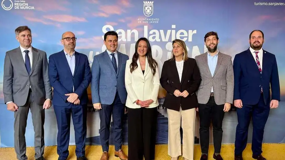 La consejera Carmen Conesa con los alcaldes de San Javier, Cartagena, San Pedro del Pinatar y Los Alc&aacute;zares, el presidente de Hostetur y el director del Itrem. (CARM)
