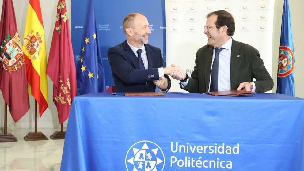 Imagen durante la firma del convenio entre el rector de la UPCT, Mathieu Kessler (izquierda), y el presidente de la APC, Pedro Pablo Hern&aacute;ndez. (UPCT)