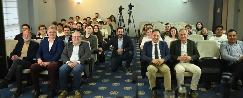 Imagen de familia con los estudiantes participantes en el octavo CEO University. (Marta)