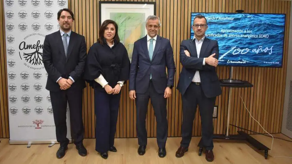 Imagen de familia durante la jornada organizada por Amefmur y Banca March para acercar a las compa&ntilde;&iacute;as de la Regi&oacute;n las oportunidades que ofrecen los Certificados de Ahorro Energ&eacute;tico. (Potavoz)
