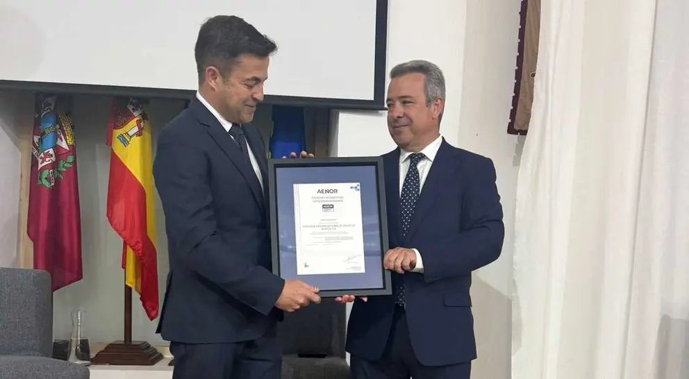 Imagen de la entrega del certificado. (Veolia)
