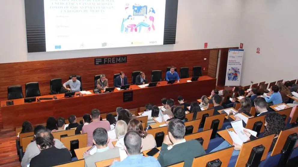 Un momento de la &lsquo;Jornada Ayudas de Eficiencia Energ&eacute;tica e Instalaciones Fotovoltaicas para Pymes en la Regi&oacute;n de Murcia&rsquo;, organizada por FREMM. (CARM)