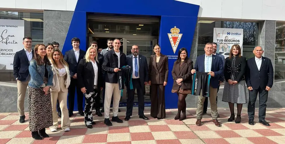 Tras la firma del convenio de colaboraci&oacute;n, Sergio L&oacute;pez y Lydia S&aacute;nchez posaron junto a parte de la plantilla de Inversus.