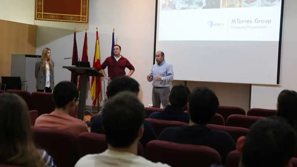 Francisco Cavas, explicando la c&aacute;tedra, junto a los egresados Antonio Patricio Bernal y Marta Hern&aacute;ndez. (UPCT)