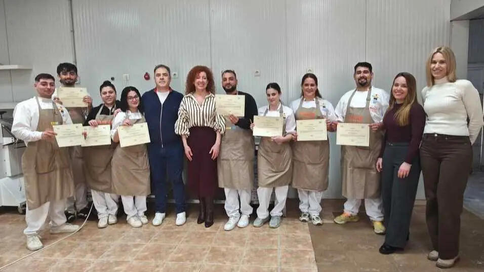 Entrega de diplomas a los j&oacute;venes que han completado la formaci&oacute;n. (CARM)