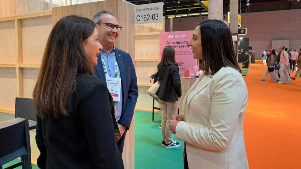 Imagen de la consejera Sara Rubira visitando a una de las empresas participantes en la feria Alimentaria 2026. (CARM)